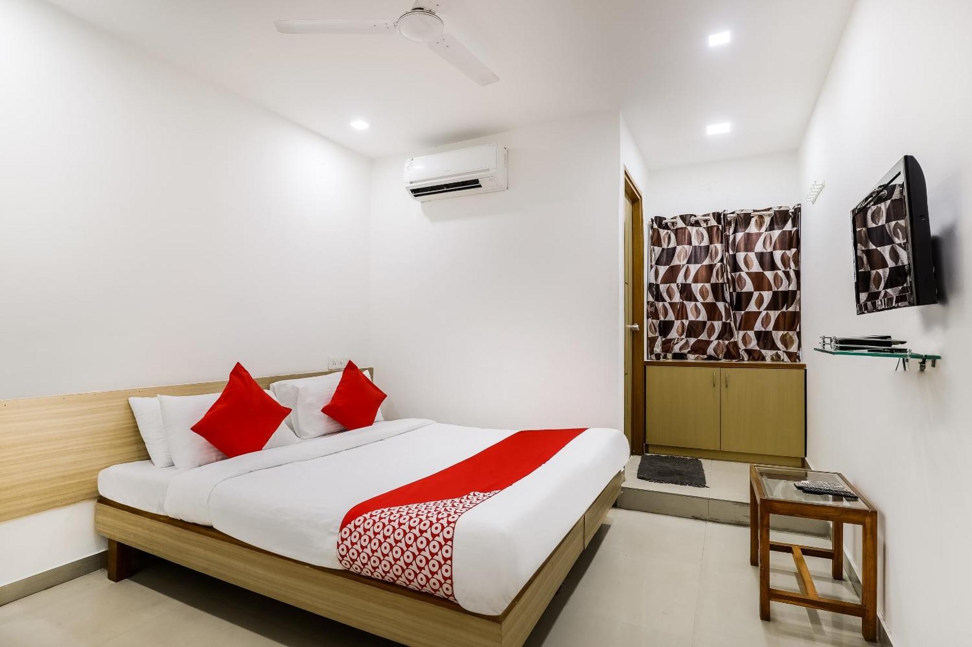 Oyo Hotel D Veeray Ahmedabad Esterno foto