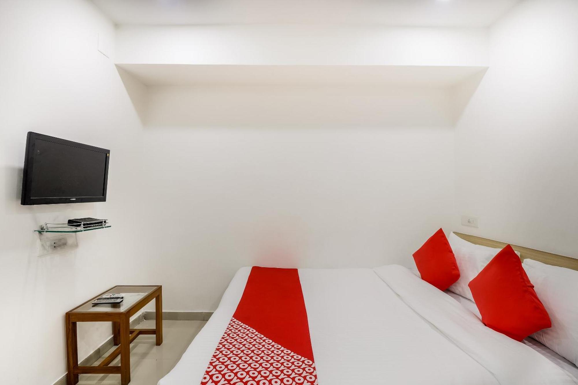 Oyo Hotel D Veeray Ahmedabad Esterno foto