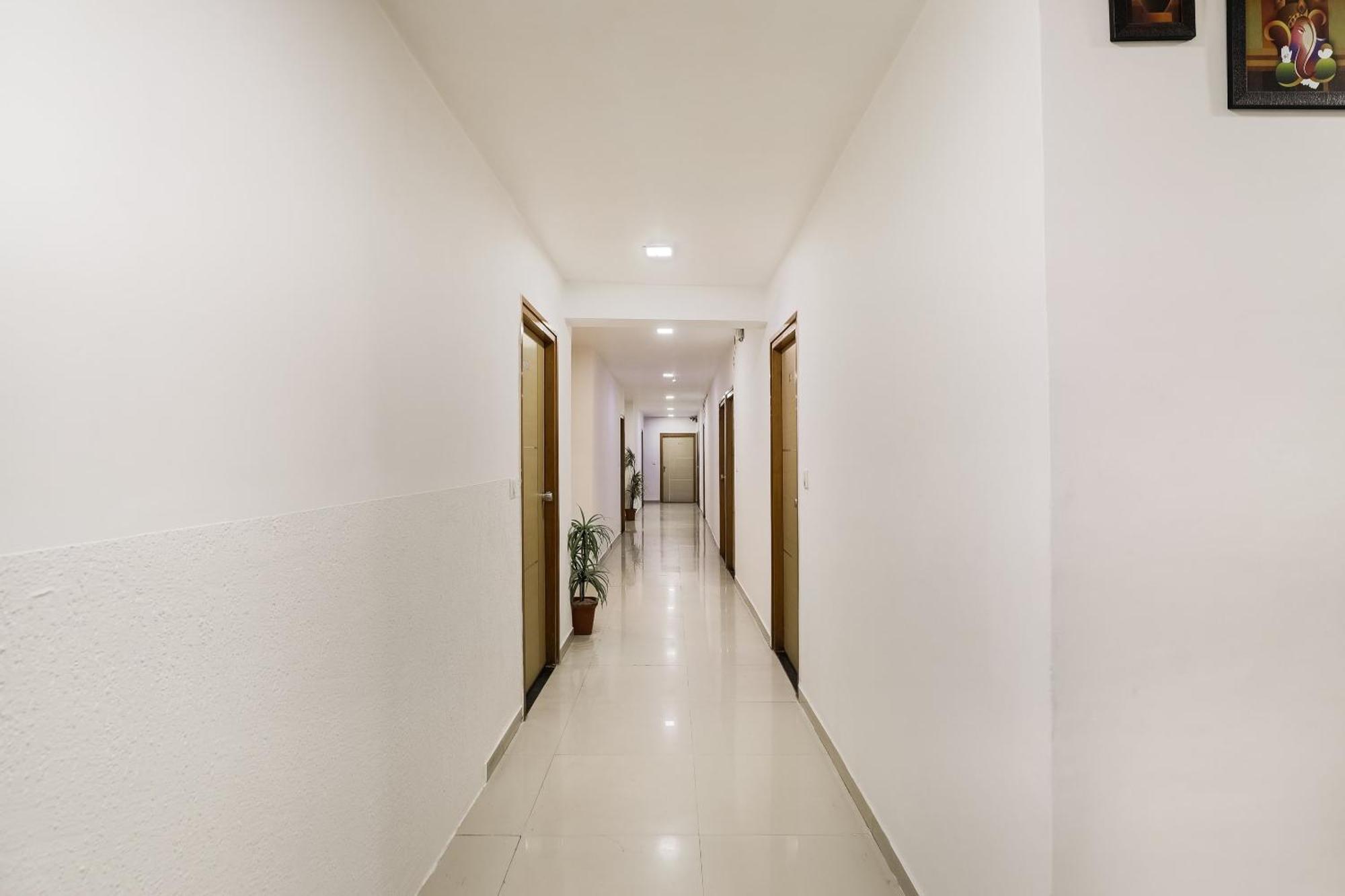 Oyo Hotel D Veeray Ahmedabad Esterno foto