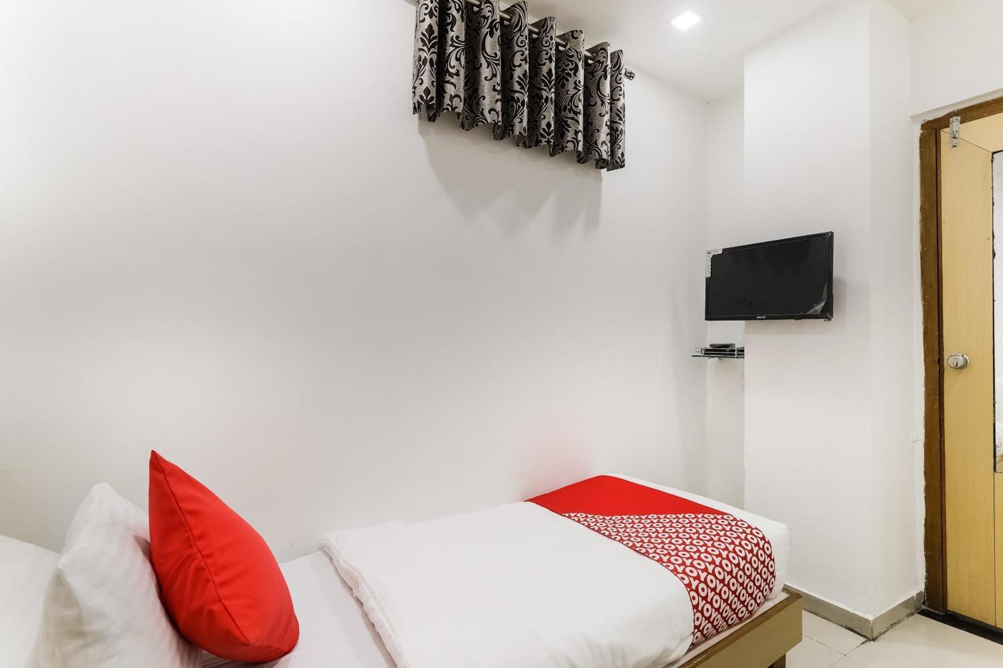 Oyo Hotel D Veeray Ahmedabad Esterno foto