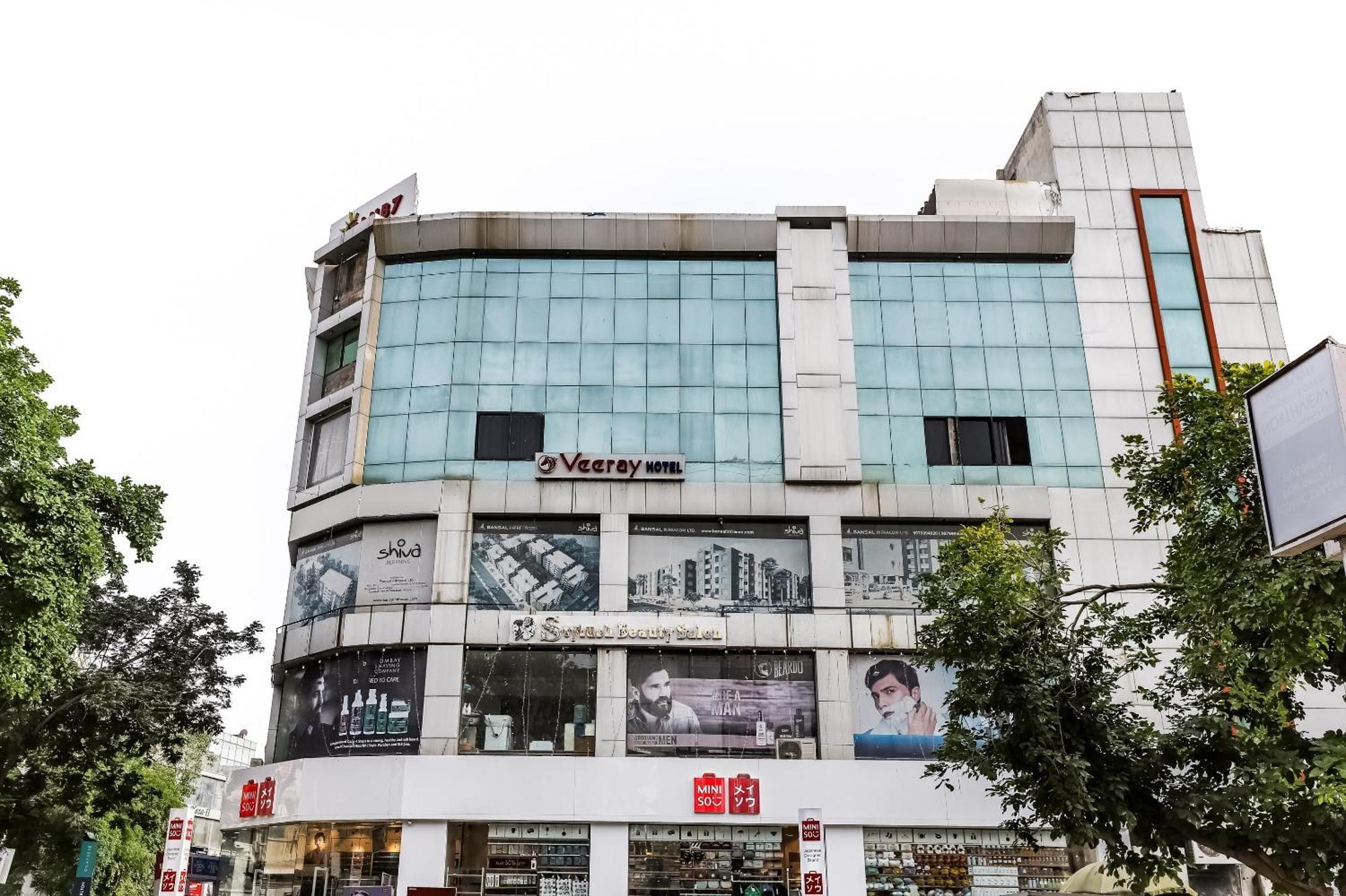 Oyo Hotel D Veeray Ahmedabad Esterno foto