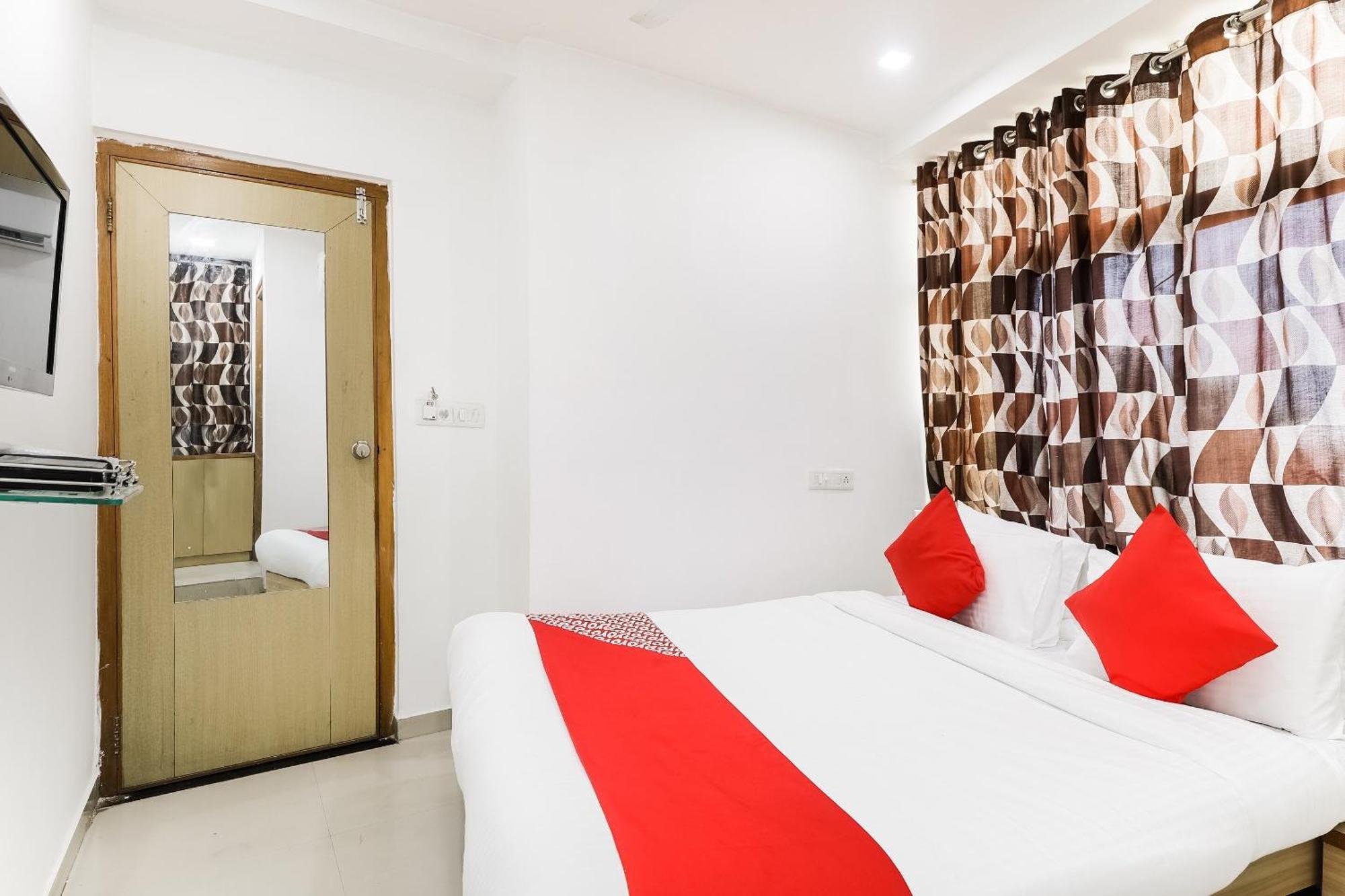 Oyo Hotel D Veeray Ahmedabad Esterno foto